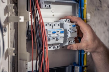 &Eacute;lectricien &agrave; Rainans : comment faire le bon choix ?